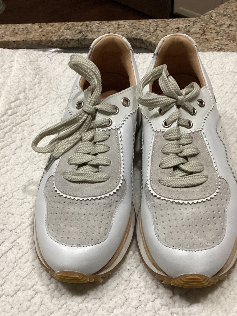 the office of Angela Scott sneakers, size 37.5 (7)